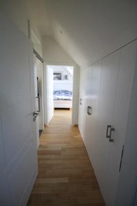 Spitzboden-Ausbau / ausgebaut, Schiebetür mit Oberlicht, Ankleide, Einbauschrank