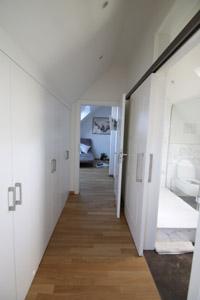 Spitzboden-Ausbau / ausgebaut, Schiebetür mit Oberlicht, Ankleide, Einbauschrank