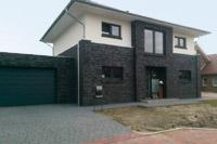 Moderne Stadtvilla in Cloppenburg / Vechta, Balkon, farbige Fenster, Verfugung dunkel, Garage, Massivhaus Neubau