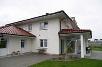 Stadtvilla mit Einliegerwohnung im Emsland, Doppelgarage, Wintergarten, Säulen, Zeltdach, Sprossenfenster, Putzbau