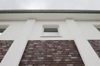 Moderne Stadtvilla in Ibbenbüren (Steinfurt), Erdwärme, Lisenen im Eingangsbereich zur optischen Gliederung, Zeltdach