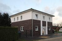 Moderne Stadtvilla in Ibbenbüren (Steinfurt), Erdwärme, Lisenen im Eingangsbereich zur optischen Gliederung, Zeltdach