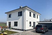Stadtvilla, Putzbau mit Walmdach in Menden, Fertiggarage als Doppelgarage, Luft-Wasser-Wärmepumpe, KfW Effizienzhaus 55