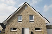 Satteldach Massivhaus, junge Familie, Erdwärmepumpe, Dachflächenfenster mit Dreifachverglasung (Velux Energy Star)