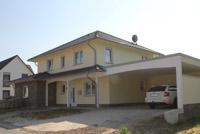 Toskana Haus bauen in Melle, Eingang überdacht, großer überdachter Terrassenbereich, Wärmepumpe, PV-Anlage, Carport