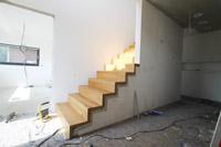 Treppenoberbelag Holz, Betontreppe mit Holzbelag, geradelufige Treppe