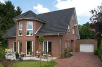 Klassisches Turmhaus Massivhaus in Drensteinfurt (Sendenhorst, Ascheberg), Eingang überdacht, Klinker, Garage