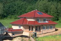 Stadtvilla mit Staffelgeschoss bei Melle, bauen am Hang, Walmdach, Zeltdach, Terrasse überdacht (Freisitz), Carport integriert
