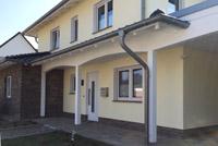 Toskana Haus bauen in Melle, Eingang überdacht, großer überdachter Terrassenbereich, Wärmepumpe, PV-Anlage, Carport