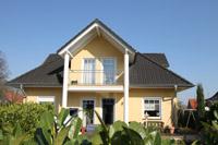 Klassische Walmdachvilla in Nottuln (Münsterland), gelber Putzbau, Balkon, Säulen, 4 Giebel, Fensterfaschen, Walmdach