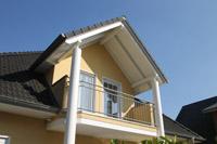 Klassische Walmdachvilla in Nottuln (Münsterland), gelber Putzbau, Balkon, Säulen, 4 Giebel, Fensterfaschen, Walmdach