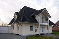 EFH Massivhaus in Ahlen (Beckum, Hamm), Walmdach, Balkon, Ecklisenen (weiß abgesetzt), Freisitz / Terrasse überdacht