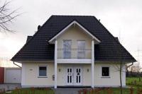 EFH Massivhaus in Ahlen (Beckum, Hamm), Walmdach, Balkon, Ecklisenen (weiß abgesetzt), Freisitz / Terrasse überdacht