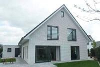 Energiesparhaus in Greven - Emsdetten (Münsterland), Massivhaus, weißer Klinker, farbige Fenster, KWL mit WRG