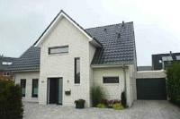 Energiesparhaus in Greven - Emsdetten (Münsterland), Massivhaus, weißer Klinker, farbige Fenster, KWL mit WRG