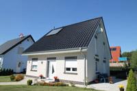 Einfamilienhaus in Mnster Angelmodde, Solarsieldung, weier Verblendstein, dunkler Sockel, Solaranlage Warmwasser