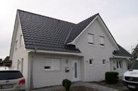 Doppelhaus Massivhaus Gescher, Effizienzhaus 70 mit Erdwärme, 3. Giebel, Gaube Garten, weißer Emsländer (bossiert)