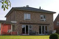 Stadtvilla mit Zeltdach, Vollkeller, Mauerwerk-Verzierungen, Sandstein Fensterbänke, Erdwärme, Doppelcarport, Kamin