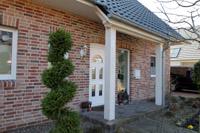 Klassisches Massivhaus im Münsterland (Münster), Dachschleppe mit Säulen über Eingang, Satteldach Garage, Schornstein
