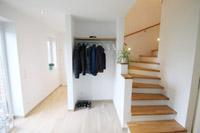 Diele, Nische fr Garderobe, Betontreppe mit Holzbelag und Abstellraum unter der Treppe