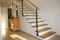 Massivhaus Nottuln Havixbeck - gerade Treppe, Beton mit Holzstufen als Oberbelag