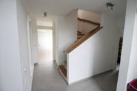 Massivhaus Greven Nordwalde - Diele, Betontreppe mit Holzstufen, Innent�r mit Oberlicht