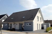 Doppelhaus Massivhaus in Greven, NRW - Flachdachausbau, Erdwärmepumpe, Eingang überdacht, Dachflächenfenster
