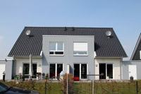 Doppelhaus Massivhaus in Greven, NRW - Flachdachausbau, Erdwärmepumpe, Eingang überdacht, Dachflächenfenster
