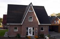 Friesenhaus, Landhaus in Lengerich NRW, Erker, Friesengiebel, Trapezgaube, Geräteraum + Carport, Rundbogen, Keller