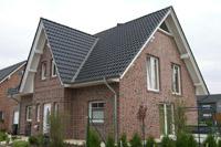 Friesenhaus Landhaus in Drensteinfurt Rinkerode, mit Klinkerornamenten, Stich über Fenstern (Rundbögen), Friesenband