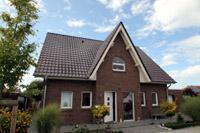 Klassisches Landhaus, Friesenhaus in Everswinkel (Warendorf), Schleppgaube, Erker), Rundbogenfenster, Pfettenköpfe