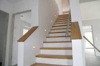 Massivhaus Rheine Hrstel - geradlufige Betontreppe mit Holzstufen