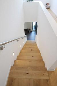 Massivhaus Nottuln Havixbeck - gerade Treppe aus Beton mit Holzstufen belegt