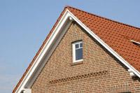 Massivhaus Vechta Cloppenburg - sichtbare Pfettenkpfe, Flugsparren, Fries / deutsches Band