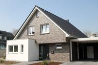 Architektenhaus giebelständig, Massivhaus in Greven, Erker mit Flachdach, Eingangsüberdachung, Kubus frei auskragend