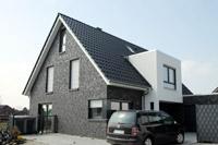 Modernes Niedrigenergiehaus Greven, Massivbauweise, Klinker Hagemeister Machester, Flachdächer, farbige Fenster