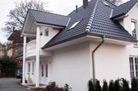 Walmdachvilla in Hamm, Bergkamen, Lünen, Unna - Balkon, Säulen, Fertiggaragen, Schornstein, Sprossenfenster, Kamin