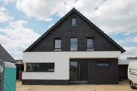 Außenansichten Niedrigenergiehaus, Architektenhaus in Osnabrück, farbige Dachrinnen, Fallrohre, Dachüberstände